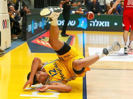 "קיבלנו בעיטה בתחת" (אלן שיבר)