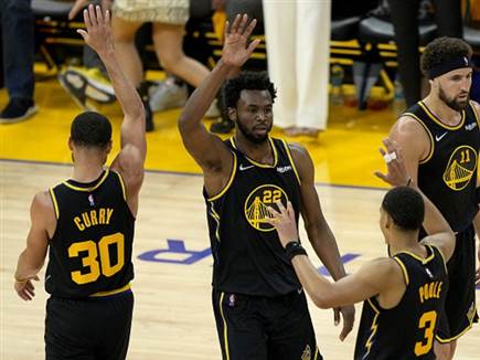 גולדן סטייט הייתה גדולה על דאלאס הלילה (Getty)