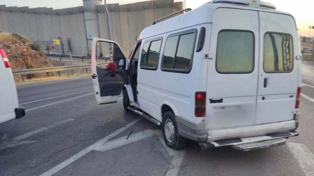 חשודים שפרצו מעבר ושניסו לדרוס את כוחותינו. חשודים שפרצו מעבר ושניסו לדרוס את כוחותינו.