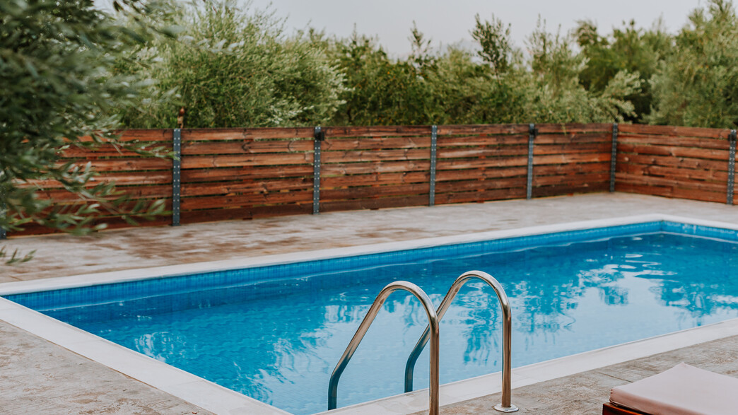 בריכת שחייה פרטית בריכת שחייה פרטית