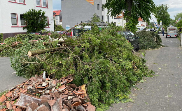 סופת טורנדו בגרמניה, גרם לנזק עצום ביום שישי אחר הצהריים (צילום: רויטרס)