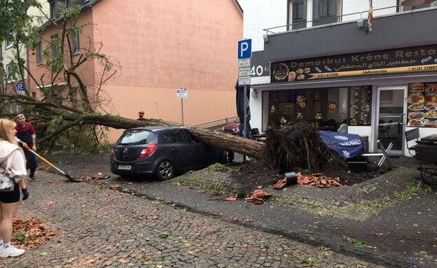 סופת טורנדו בגרמניה, גרם לנזק עצום ביום שישי אחר הצהריים (צילום: רויטרס)