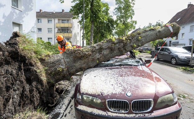 סופת טורנדו בגרמניה, גרם לנזק עצום ביום שישי אחר הצהריים (צילום: AP)