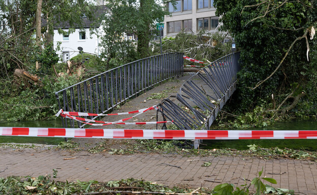 סופת טורנדו בגרמניה, גרם לנזק עצום ביום שישי אחר הצהריים (צילום: getty images)