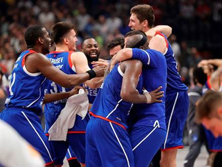 שחקני אנדולו חוגגים. העיקר הזכייה (Getty)