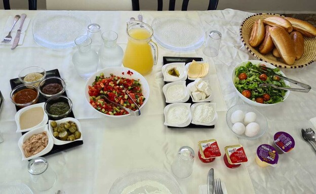 ארוחת בוקר בחאן (צילום: ארנון שוורצמן)