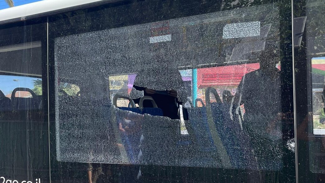 אוטובוס בלוד שהותקף עם לבנה אוטובוס בלוד שהותקף עם לבנה