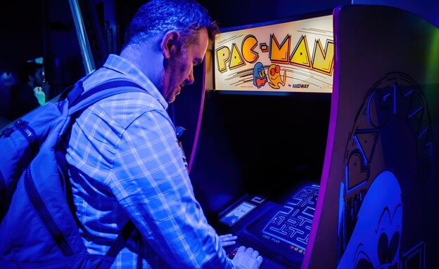 איש משחק בפק-מן בחדר משחקי ווידיאו  (צילום: canyalcin, shutterstock)