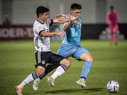 מתוח בדקות הפתיחה (עודד קרני)