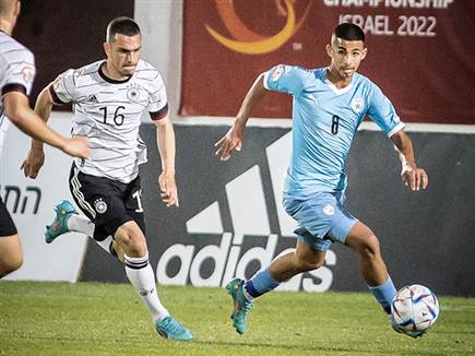 דקות צמודות (עודד קרני)