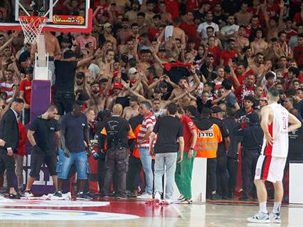 כאוס הכוסות ביציעים (אלן שיבר)