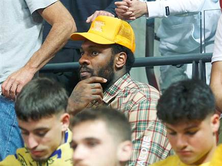 אורח מוכר ביציעים. טאריק בלאק (אלן שיבר)