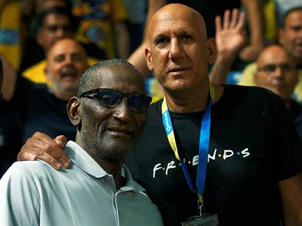 גם כוכבי העבר הגיעו לדרייב אין. ג'מצ'י ו-וויליאמס (אלן שיבר)