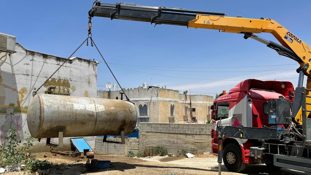 שאיבת דלק מתחנות פיראטיות ברהט (צילום: משטרת ישראל)