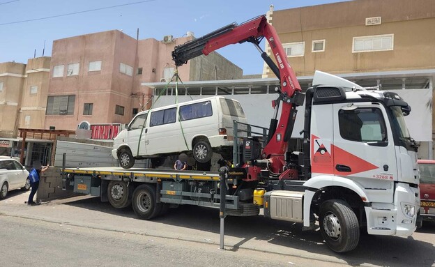 שאיבת דלק מתחנות פיראטיות ברהט (צילום: משטרת ישראל)