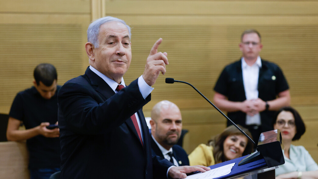 בנימין נתניהו מצביע בישיבת סיעת הליכוד