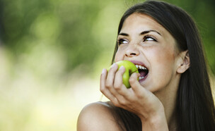 אישה אוכלת תפוח (צילום: אימג'בנק / Thinkstock)