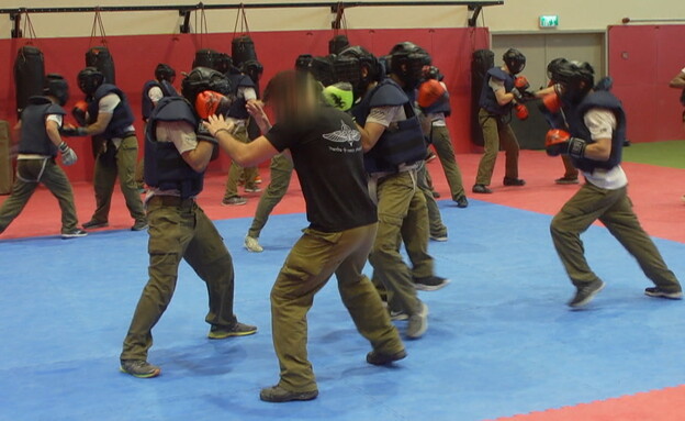 לוחמים ביחידת דובדבן באימון קרב מגע (צילום: חדשות 12)