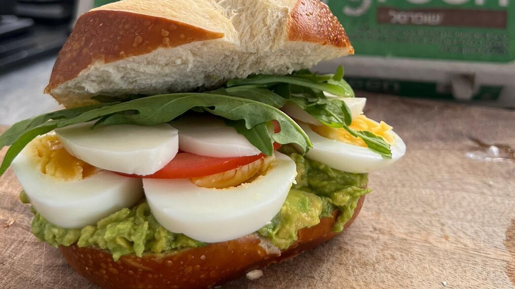 כריך אבוקדו של אנה ארונוב