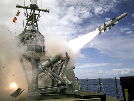 הטיל המתקדם (צילום: Navy Lt. Bryce Hadley)