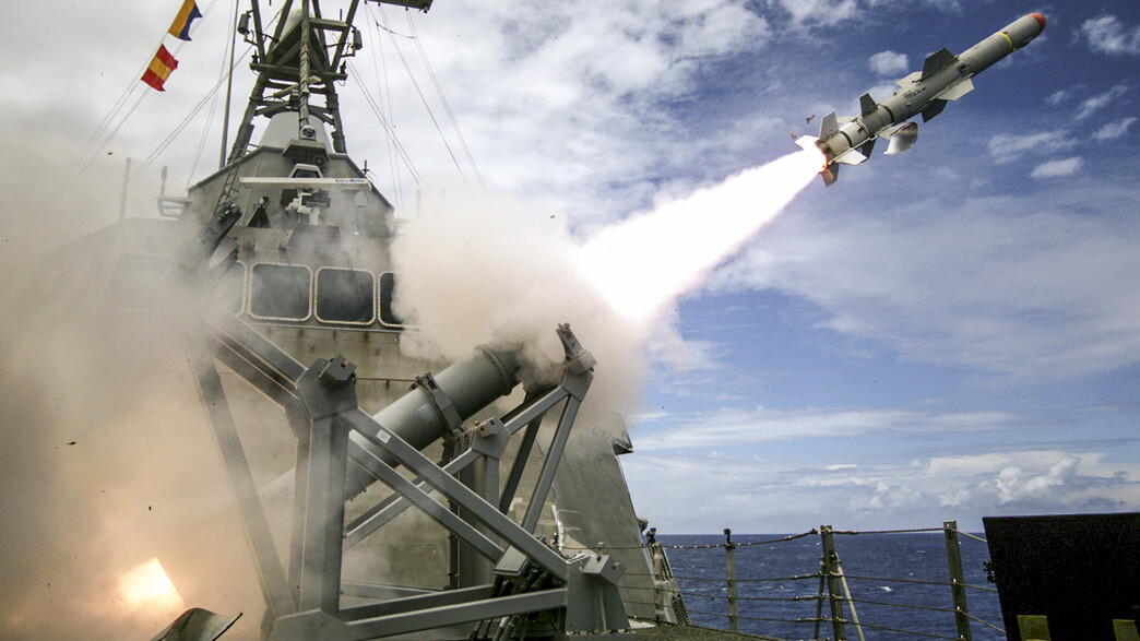 הטיל המתקדם (צילום: Navy Lt. Bryce Hadley)
