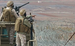 כוחות בגבול (צילום: KHALIL MAZRAAWI/AFP/GettyImages)