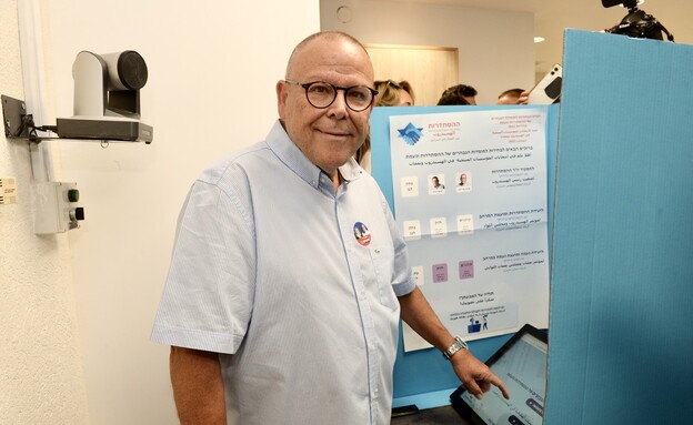 ארנון בר-דוד מצביע בבחירות להסתדרות (צילום: קובי קואנקס)