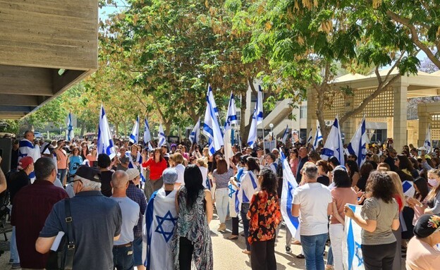 עובדים וסטודנטים מפגינים באוניברסיטת בן-גוריון