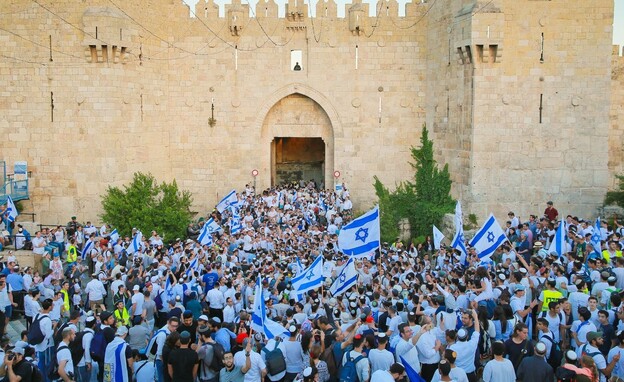 צעדת הדגלים בשער שכם (צילום: ארנון בוסאני)