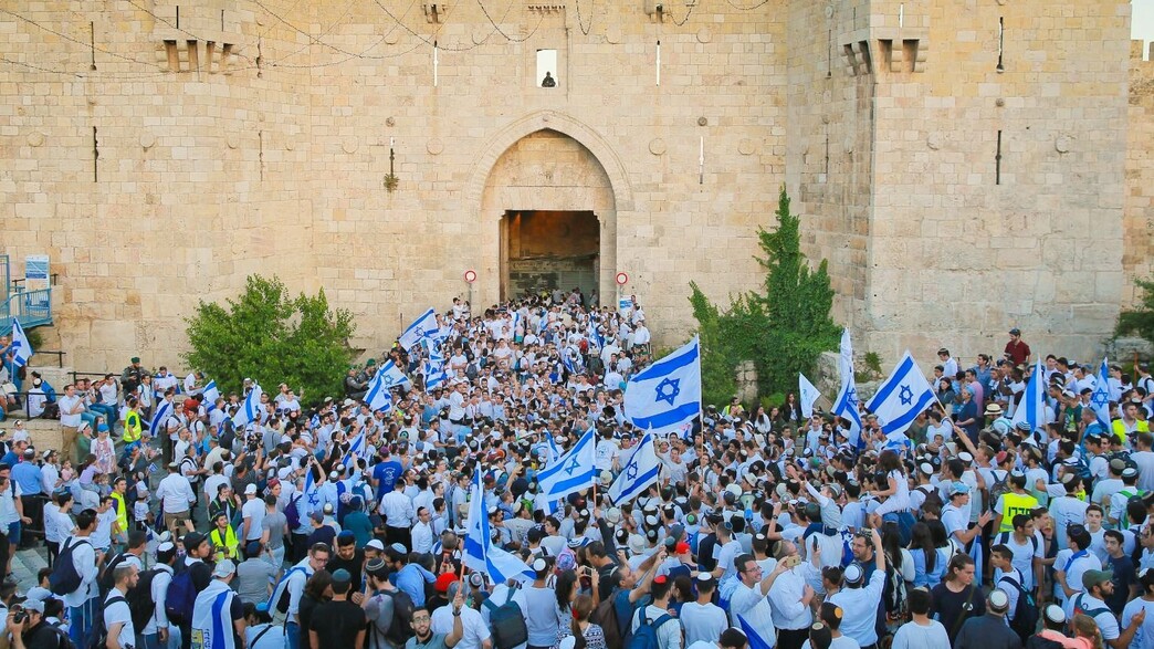 צעדת הדגלים בשער שכם צעדת הדגלים בשער שכם