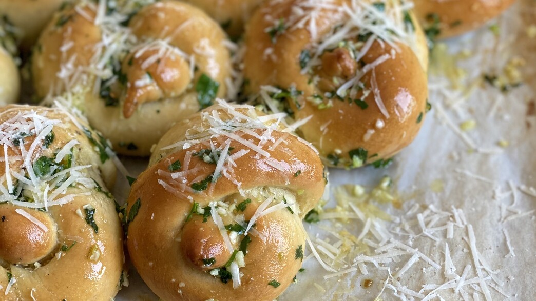 לחמניות שום ופסטו לחמניות שום ופסטו