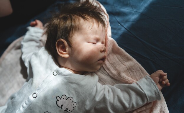תינוק ישן במיטה (אילוסטרציה: Miljan Zivkovic, shutterstock)