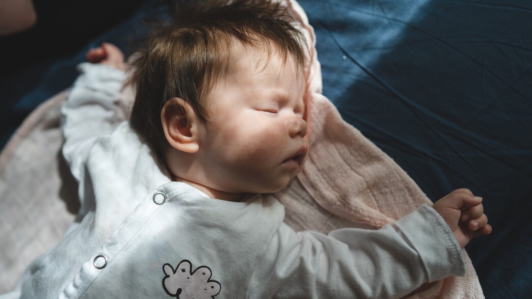 תינוק ישן במיטה (אילוסטרציה: Miljan Zivkovic, shutterstock)