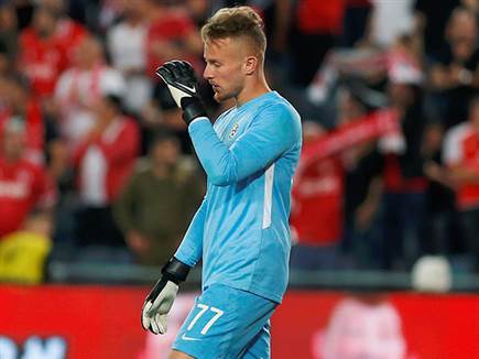 הופעה פושרת בשער. פוקס (אלן שיבר)