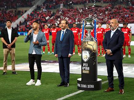 כמובן שהמשחק נפתח עם נשיא המדינה (אלן שיבר)