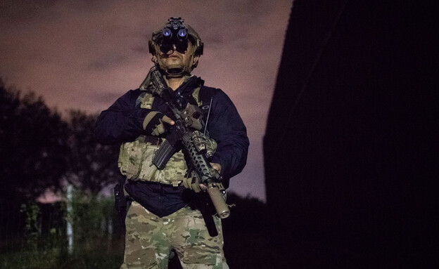 לוחם מהיחידה המיוחדת של משמר הגבול האמריקני (צילום: רויטרס)