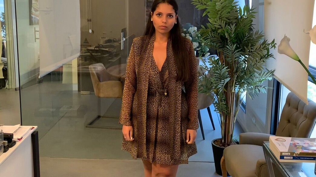 שני אליס, לא הורשתה לבקר עצור בגלל "לבוש לא צנוע"