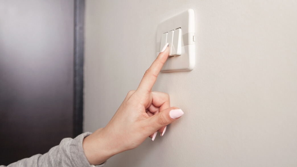 אישה מכבה אורות