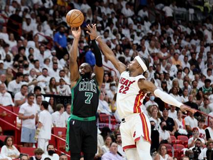 ג'יילן בראון וג'ימי באטלר. גיבורי המשחק, לטוב ולרע (GETTY)