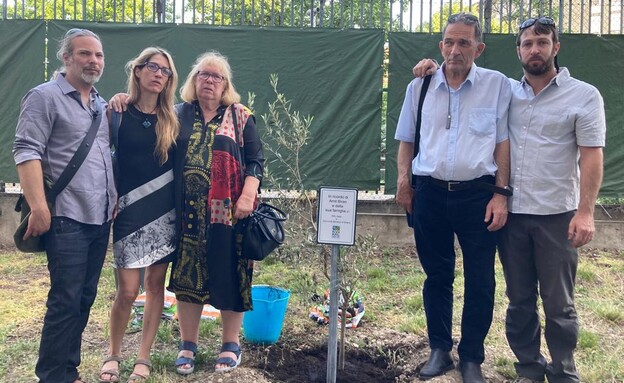 משפחתו של עמית בירן בטקס נטיעת עץ לזכרו בבית הספר היהודי במילאנו (צילום: באדיבות הקהילה היהודית במילאנו)