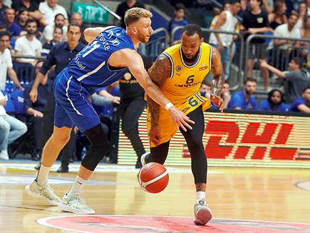 דריק וויליאמס. הוביל בדקות הפתיחה (אלן שיבר)