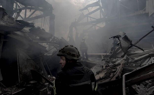 מפעל שהופצץ בעיר באחמוט שבחבל דונבאס, אוקראינה (צילום: רויטרס)