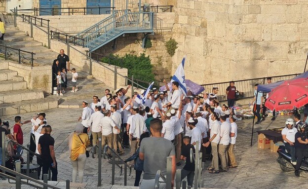 תלמידי ישיבה מניפים דגלי ישראל בשכר שכם