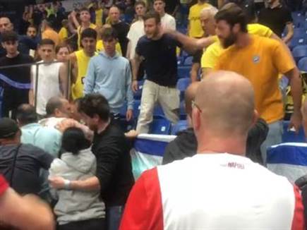 כמו בדרייב אין, גם בהיכל יש קללות בין הקהל המארח לקבוצה האורחת (למצולמים אין קשר לכתבה)