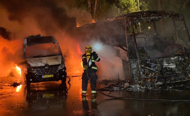 אוטובוסים עולים באש (צילום: דוברות כבאות והצלה, דוברות כב