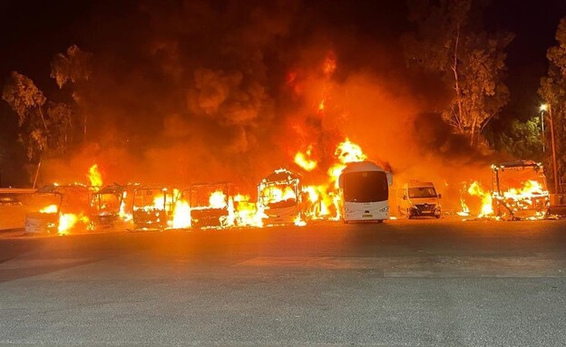 שרפת אוטובוסים בקריית שמונה (צילום: דוברות כבאות והצלה, דוברות כב"ה צפון)