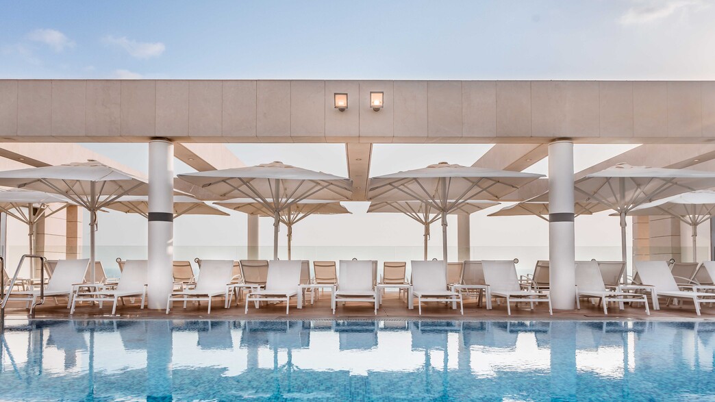 בריכה על גג המלון