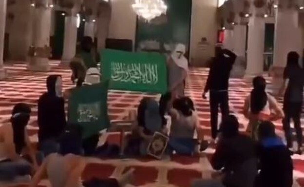 רעולי פנים מתבצרים עם דגלי חמאס בתוך מסגד אל-אקצא