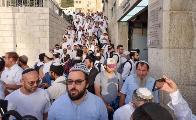 יום ירושלים: יהודים ממתינים להיכנס להר הבית