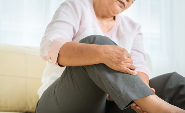אישה עם רגל כואבת (צילום: BEAUTY STUDIO, shutterstock)
